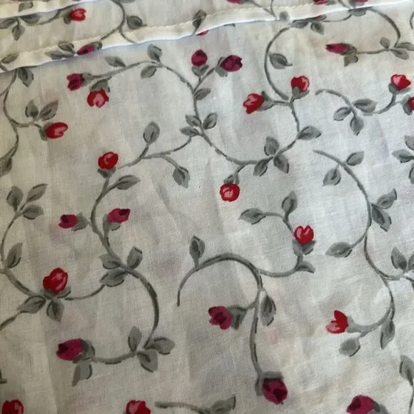 Eileen West White and Red Nightgown with Lace Trim s new without tags
